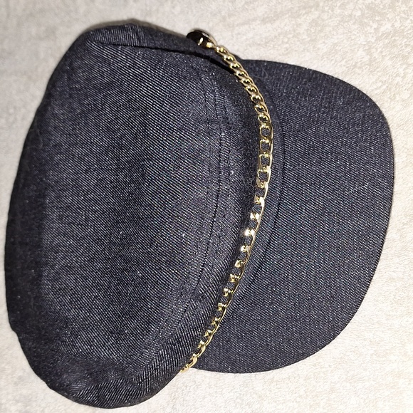 Femme Chic: Elegance in Every Thread - Picture 1 of 2